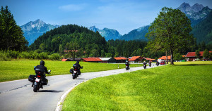 Motorradfahrer unterwegs auf den Bergen