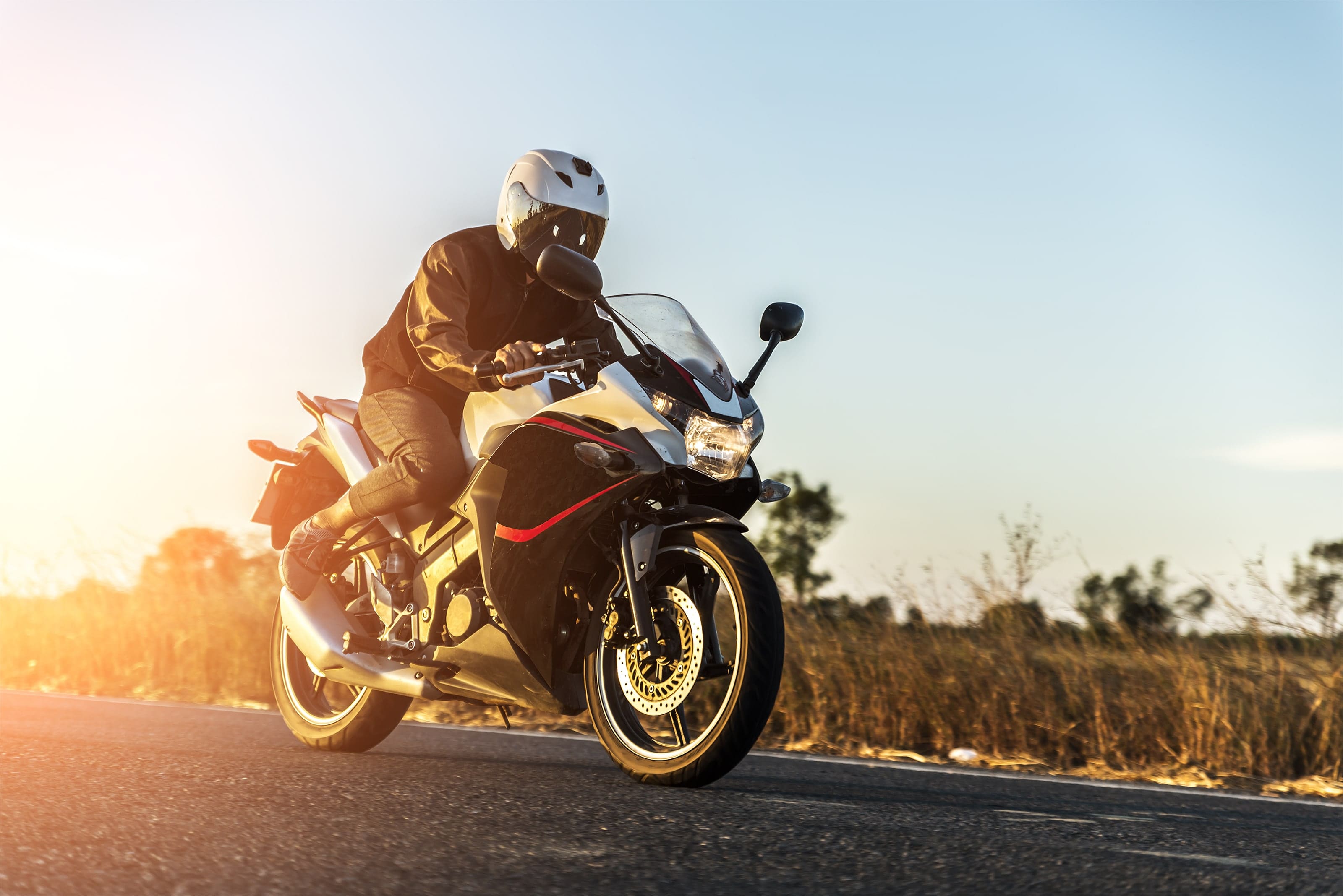 Motorrad auf Landstraße - Sonnenaufgang